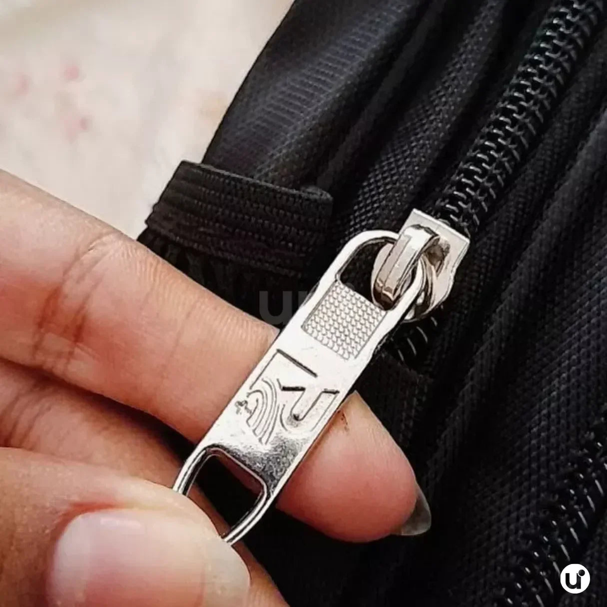 Mochila para Viagem Resistente com Cabo de Aço e Compartimento para Notebook RC9801 - uniescolhas