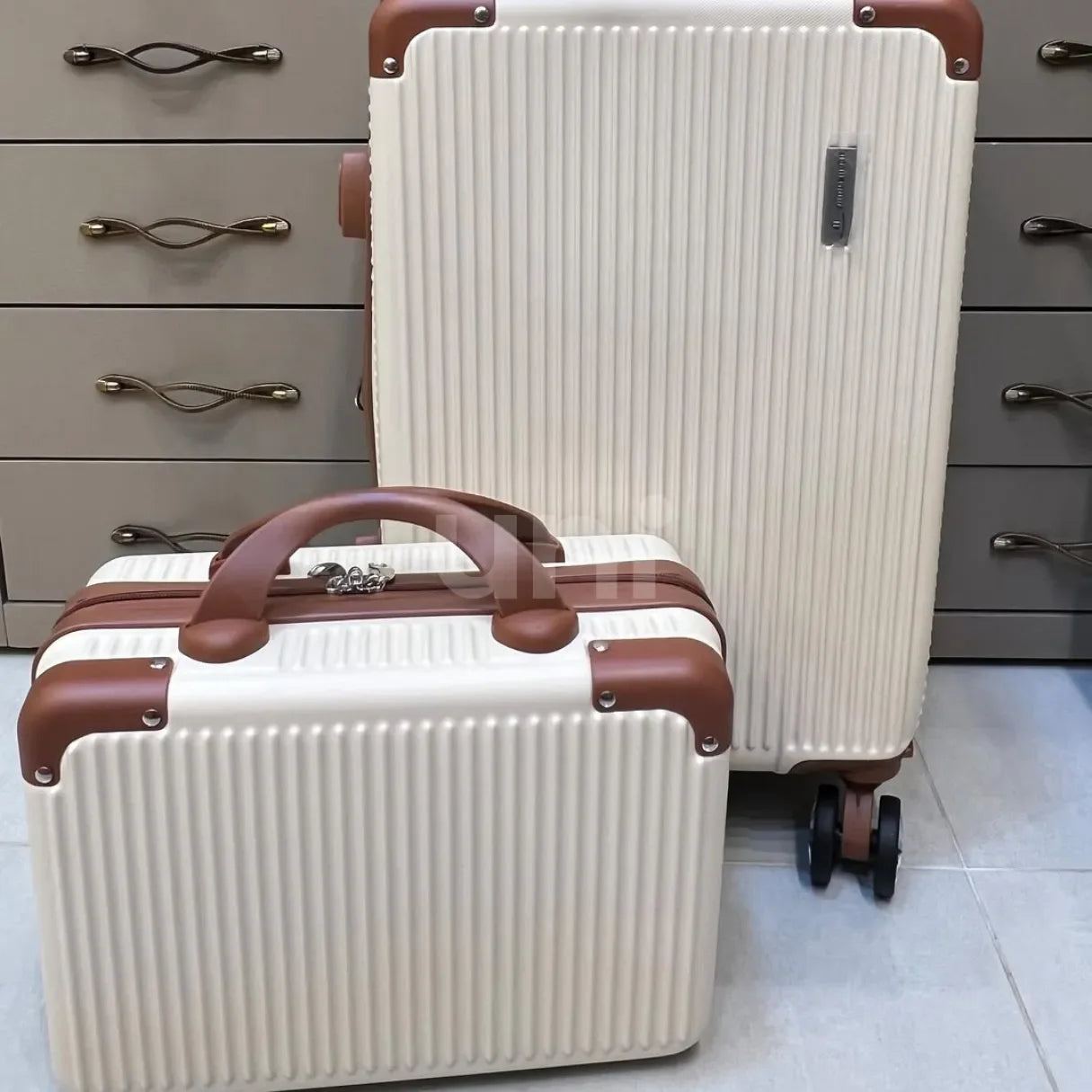 Kit Bordo 2 em 1 Mala de Viagem 10KG Roda Gira 360 Grau Fibra + Frasqueira - uniescolhas