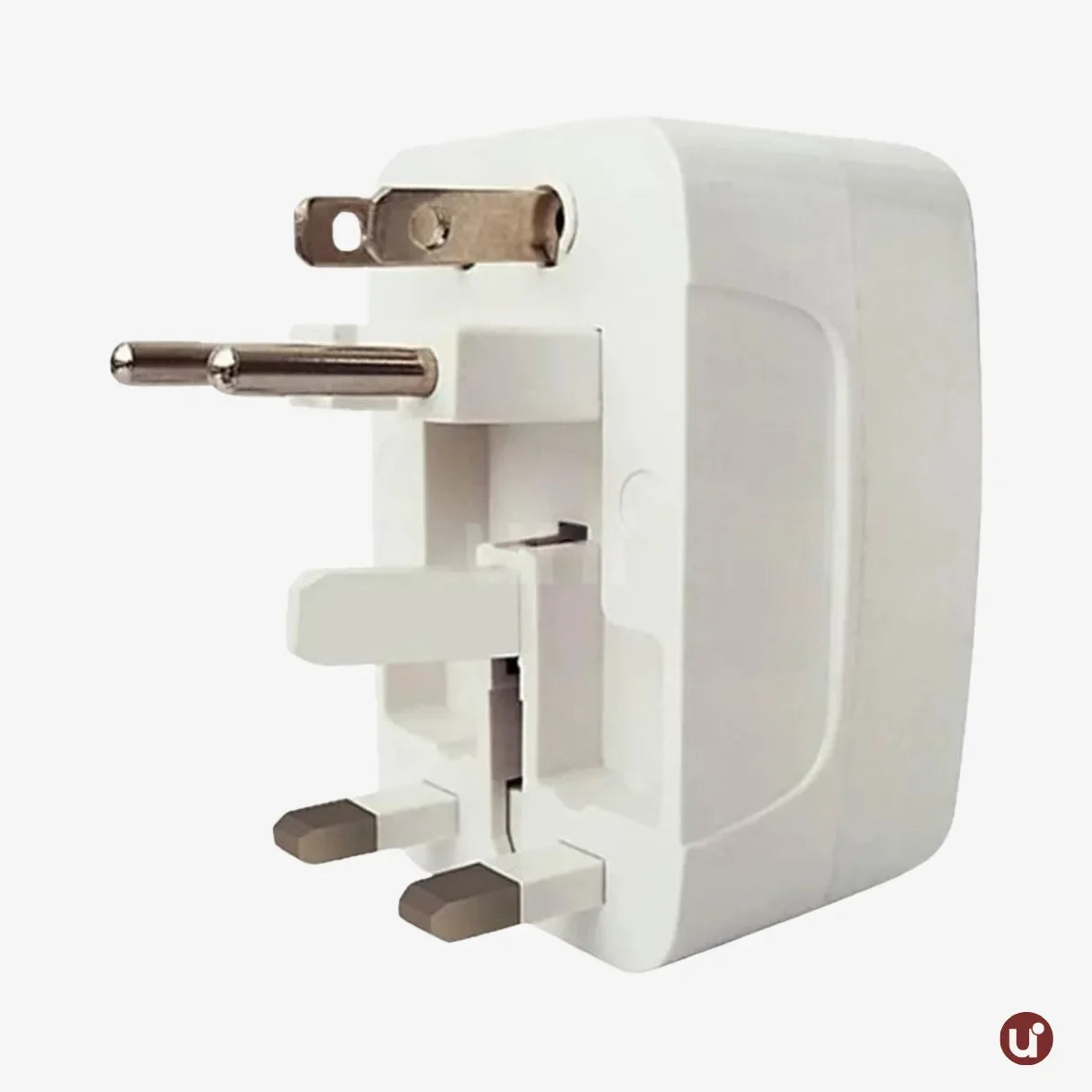 Adaptador de tomada internacional universal compacto, ideal para conectar e carregar eletrônicos com praticidade em viagens ao exterior.
