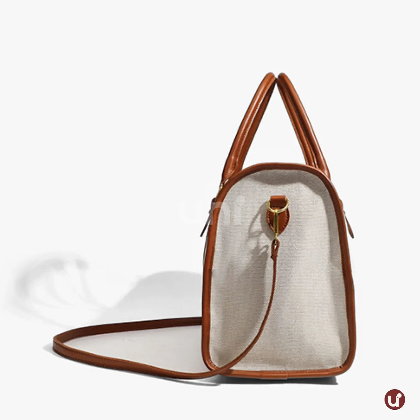 Bolsa de lona feminina Le Classique com alças de ombro e detalhes em couro sintético, com design elegante e versátil para o dia a dia e viagens curtas.