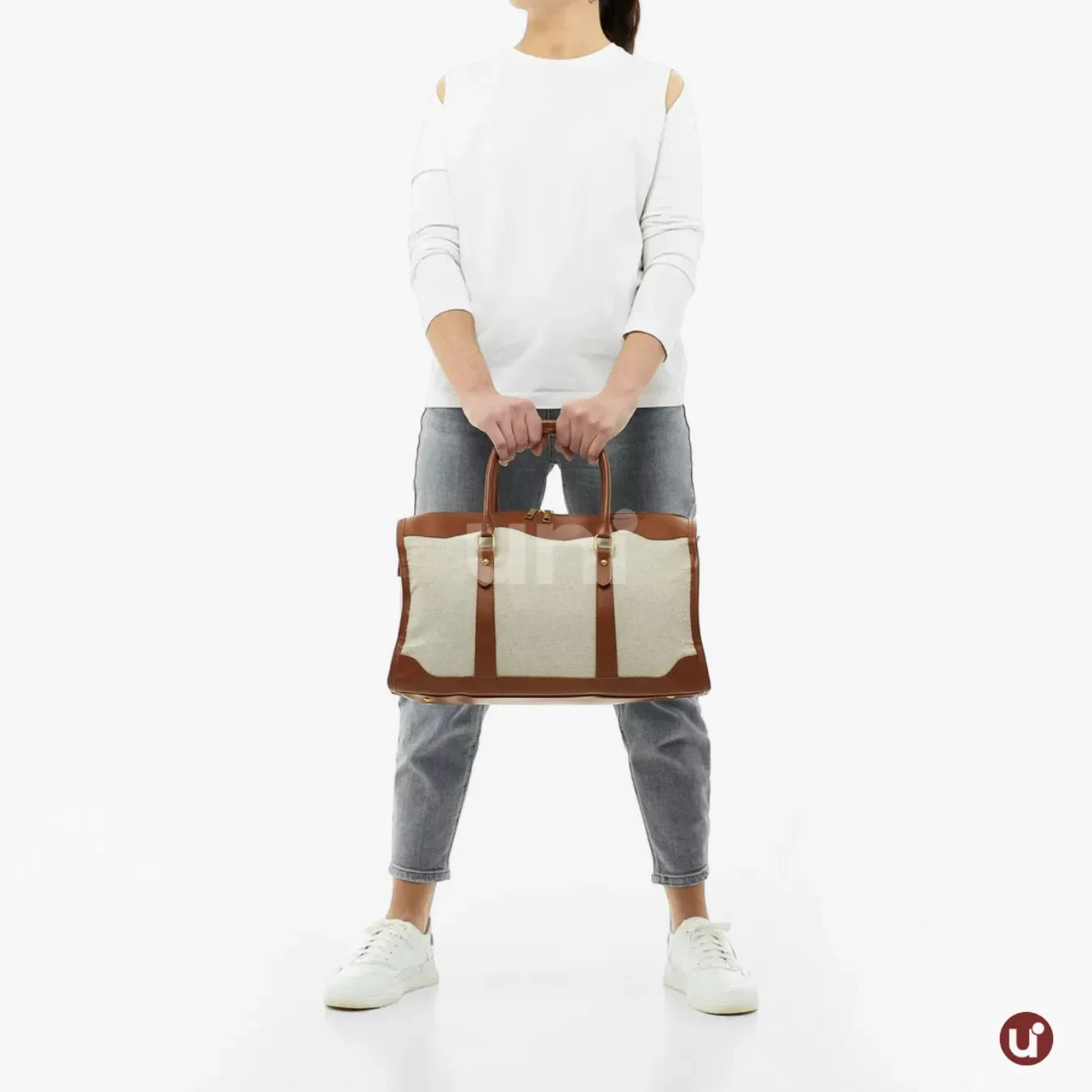 Bolsa de lona feminina Le Classique com alças de ombro e detalhes em couro sintético, com design elegante e versátil para o dia a dia e viagens curtas.