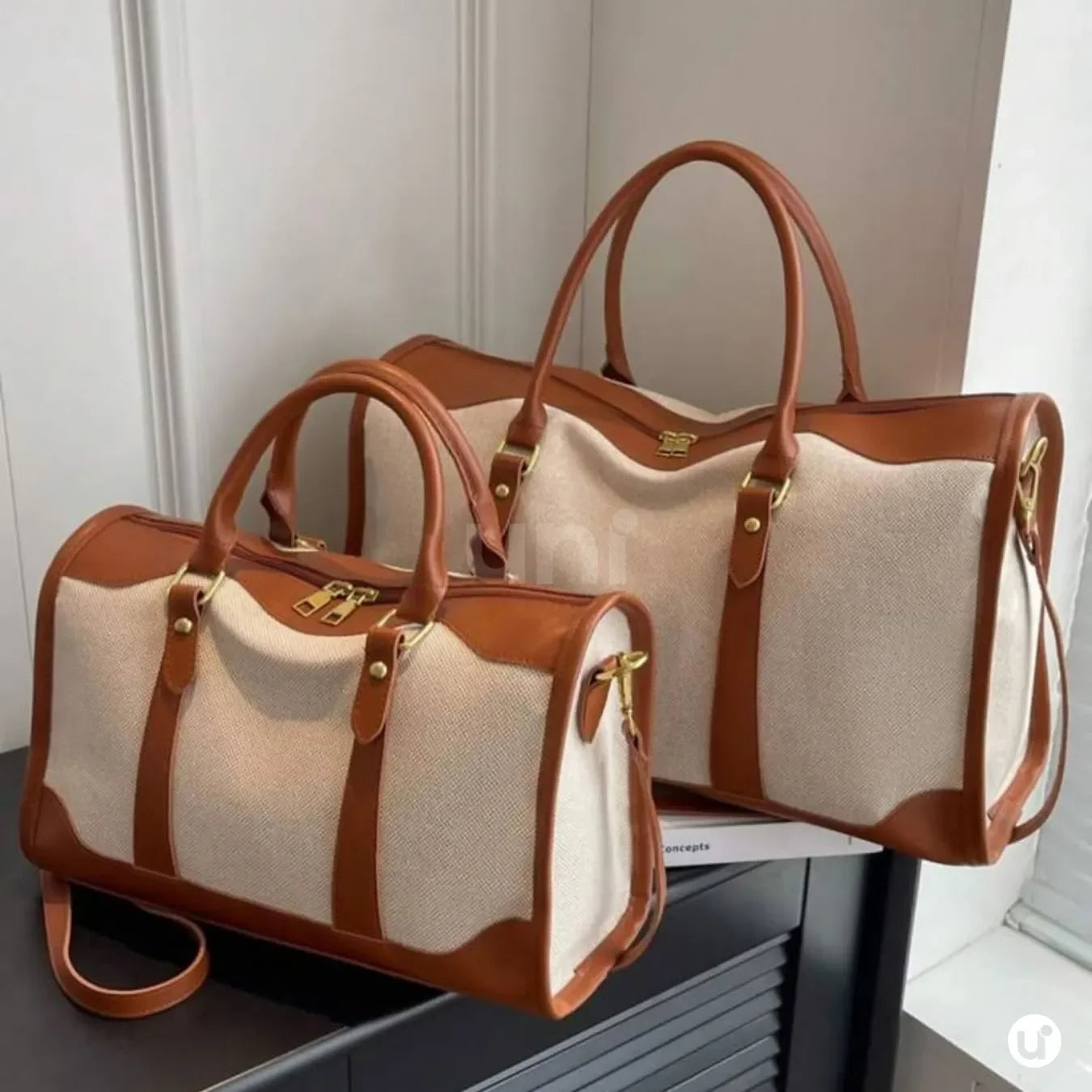 Bolsa de lona feminina Le Classique com alças de ombro e detalhes em couro sintético, com design elegante e versátil para o dia a dia e viagens curtas.