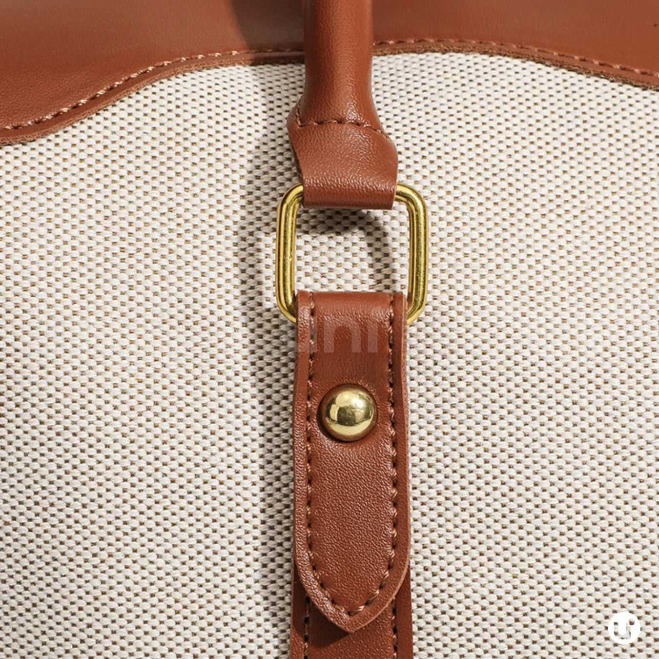 Bolsa de lona feminina Le Classique com alças de ombro e detalhes em couro sintético, com design elegante e versátil para o dia a dia e viagens curtas.