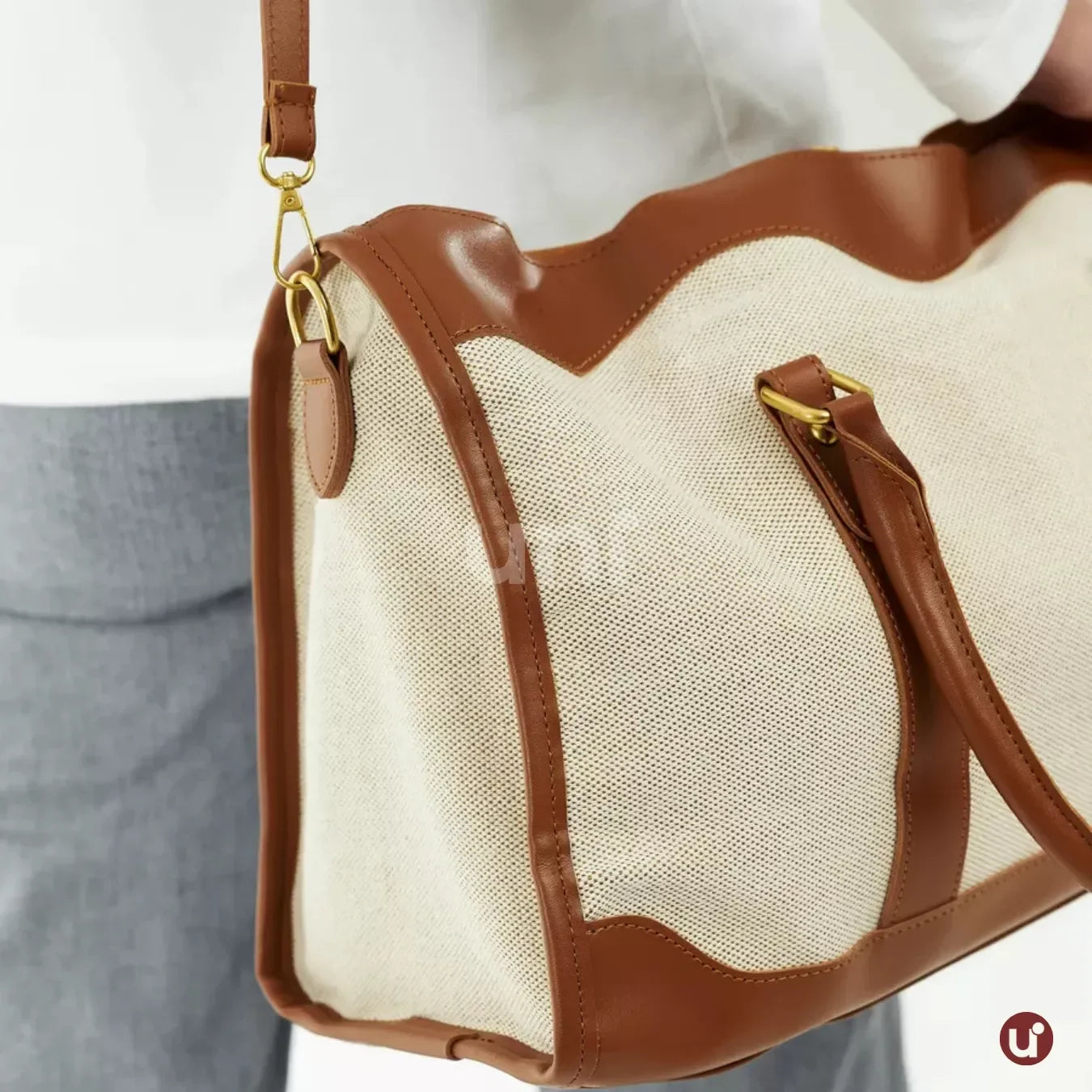 Bolsa de lona feminina Le Classique com alças de ombro e detalhes em couro sintético, com design elegante e versátil para o dia a dia e viagens curtas.