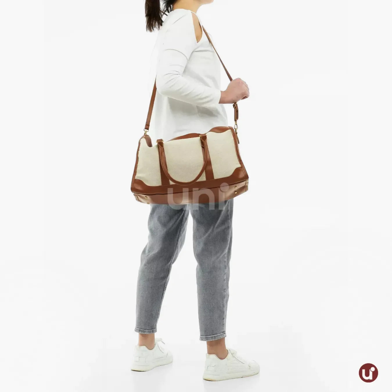 Bolsa de lona feminina Le Classique com alças de ombro e detalhes em couro sintético, com design elegante e versátil para o dia a dia e viagens curtas.