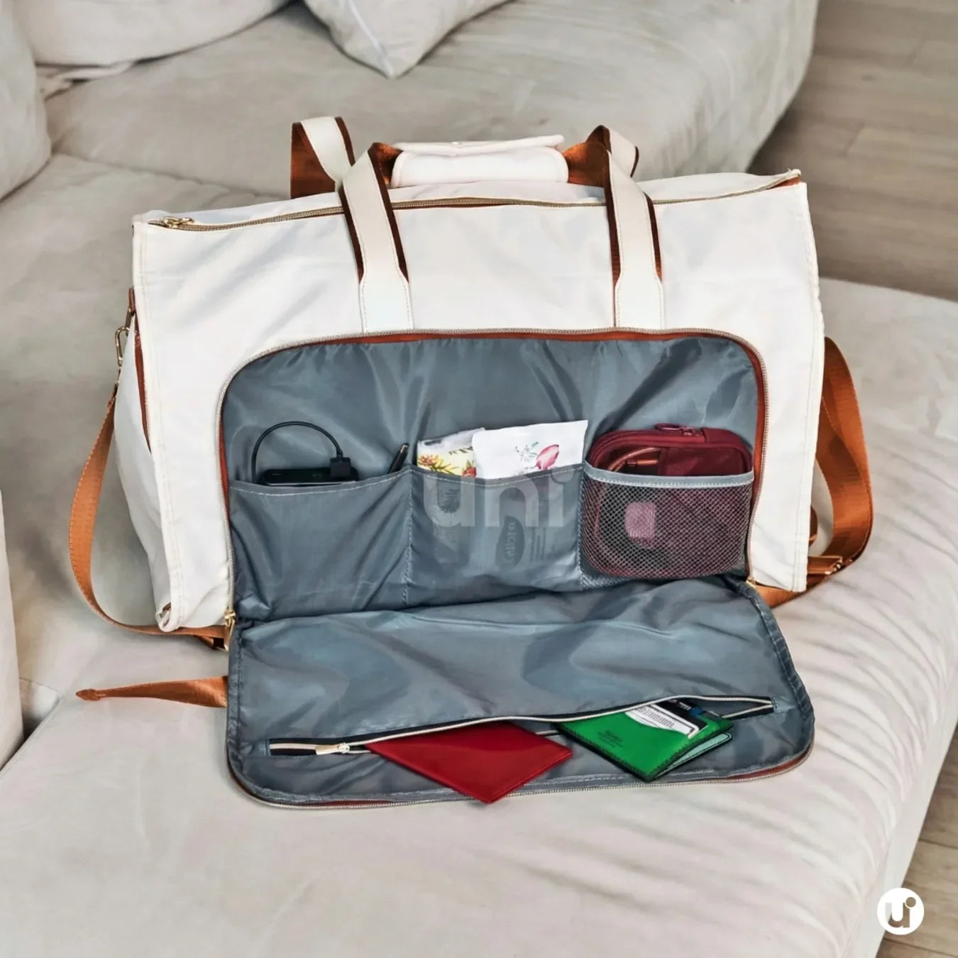 Bolsa de viagem Parisian fixada na alça de uma mala de rodinhas através do seu sistema traseiro, ideal para se locomover com as mãos livres no aeroporto.
