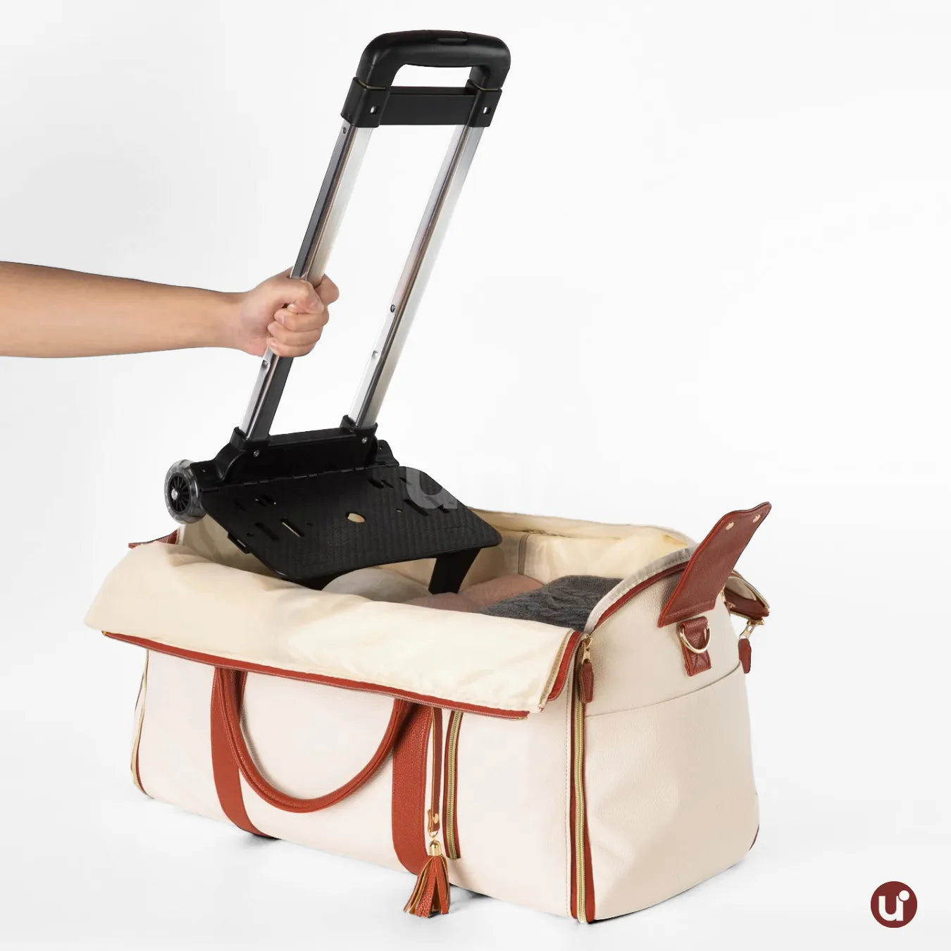 Kit de viagem feminino e masculino contendo a mala rígida de bordo Novatech com rodinhas e a bolsa JetSetFemme em couro PU acoplada na alça, demonstrando elegância e praticidade para o aeroporto.