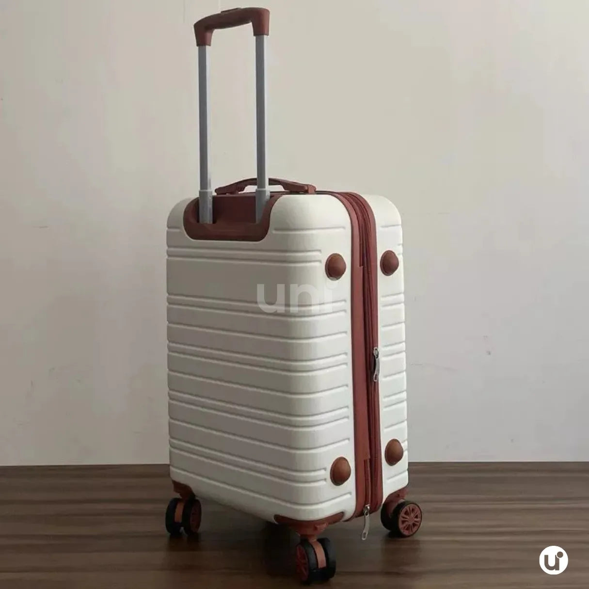 Mala de bordo feminina Novatech em ABS e policarbonato, com design elegante e resistente, ideal para levar na cabine do avião sem despachar.