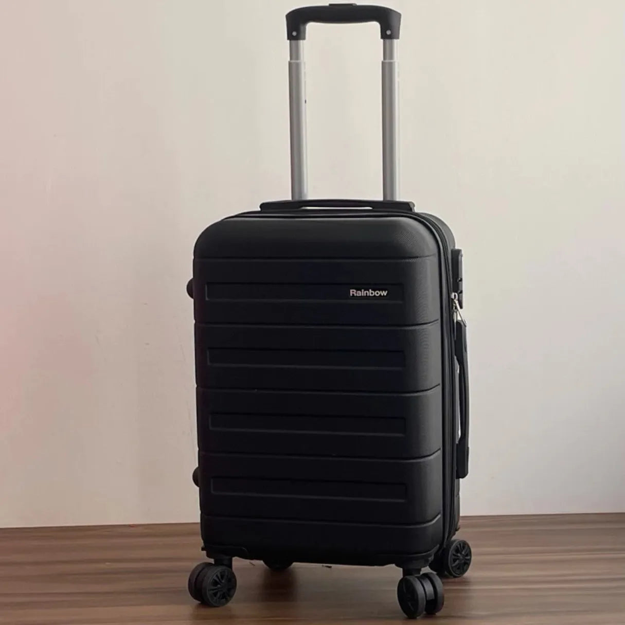 Mala de bordo feminina Novatech em ABS e policarbonato, com design elegante e resistente, ideal para levar na cabine do avião sem despachar.