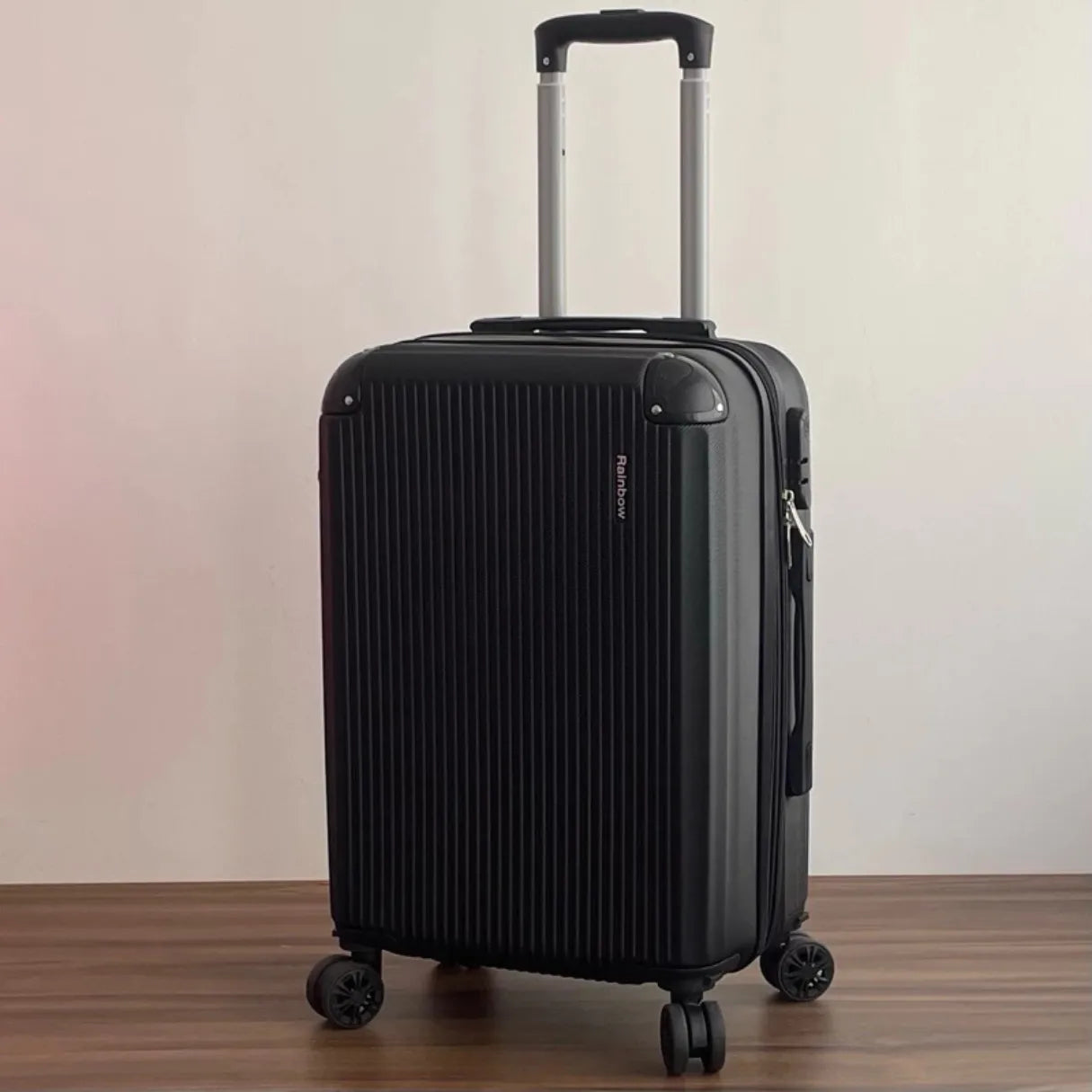 Mala de bordo feminina Novatech em ABS e policarbonato, com design elegante e resistente, ideal para levar na cabine do avião sem despachar.