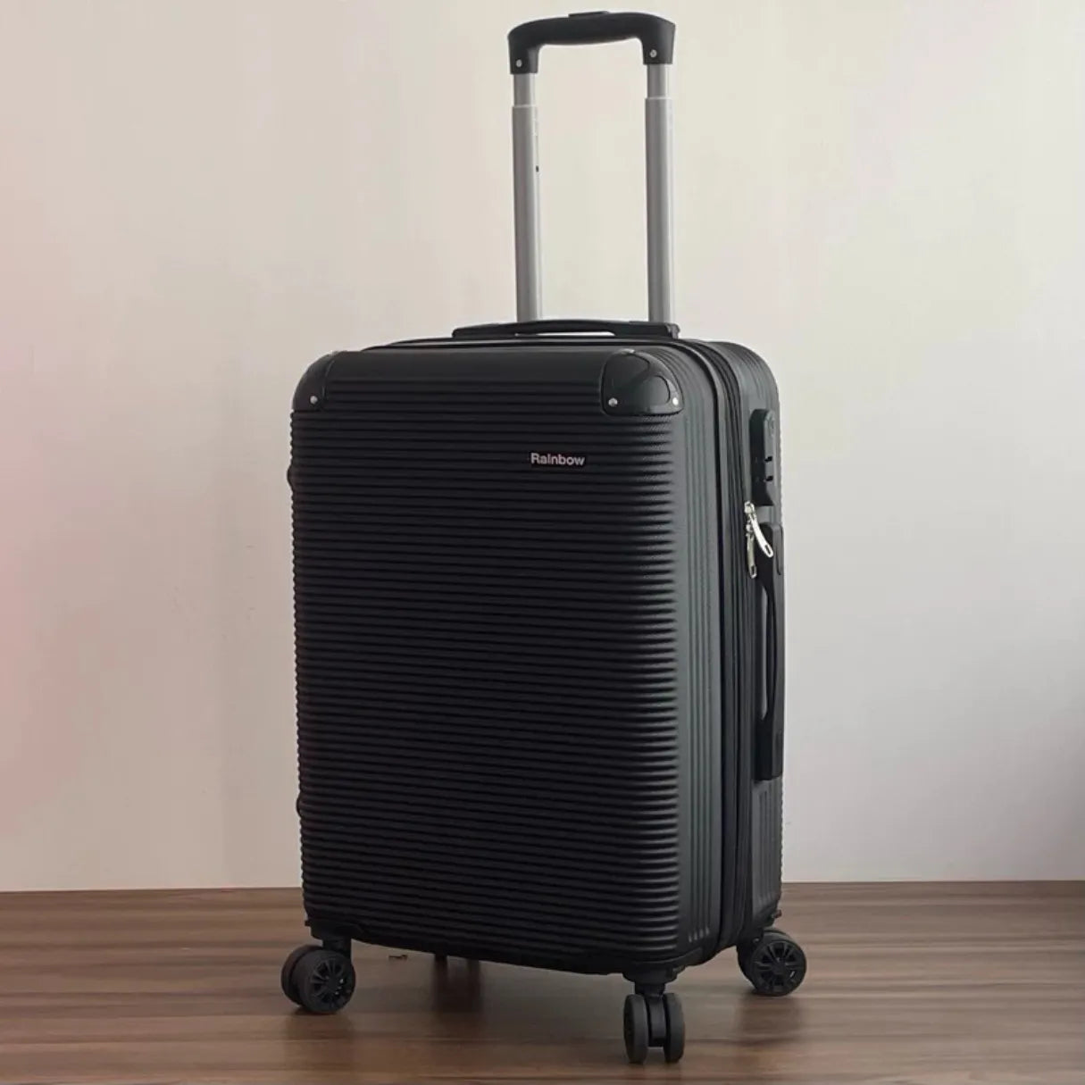 Mala de bordo feminina Novatech em ABS e policarbonato, com design elegante e resistente, ideal para levar na cabine do avião sem despachar.