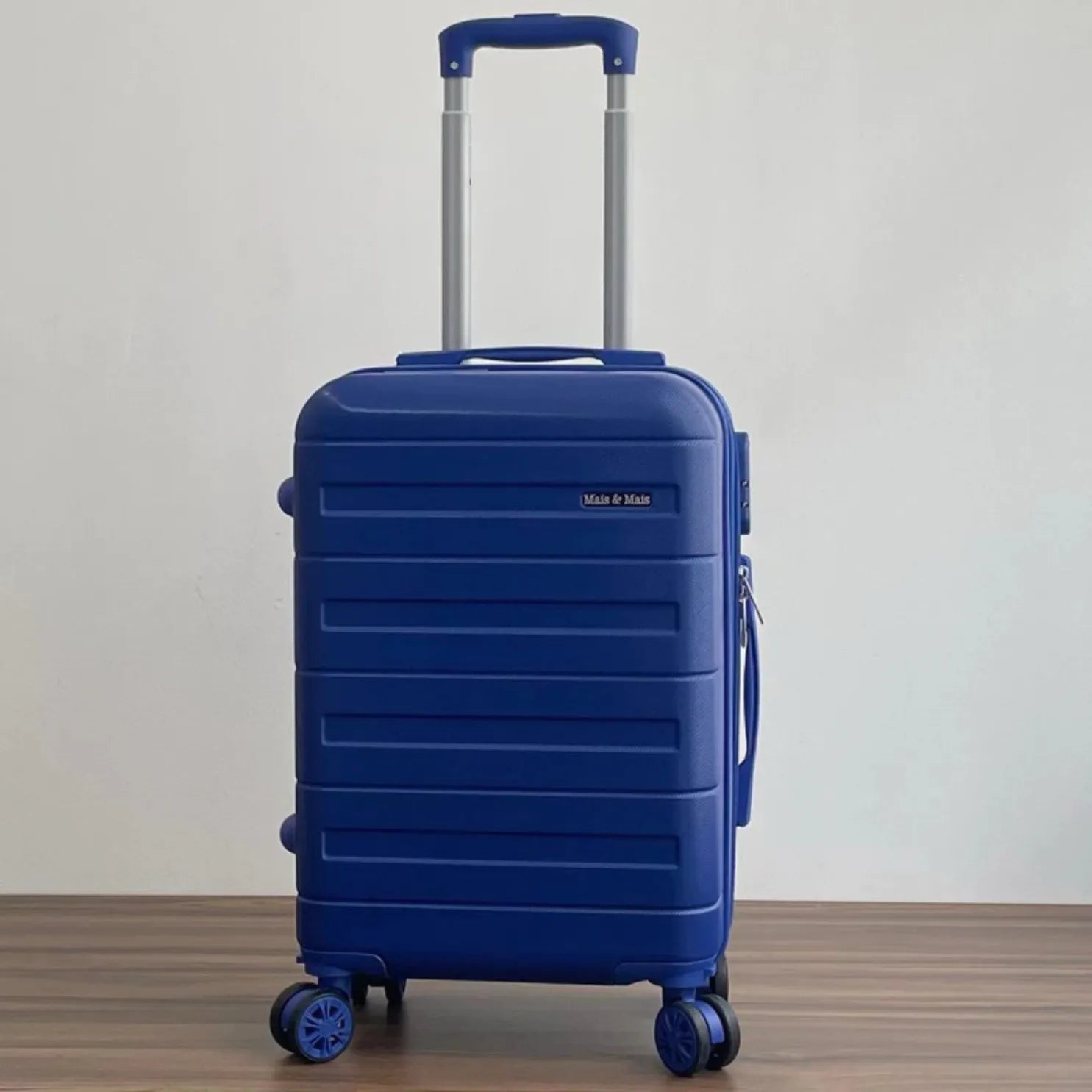 Mala de bordo feminina Novatech em ABS e policarbonato, com design elegante e resistente, ideal para levar na cabine do avião sem despachar.