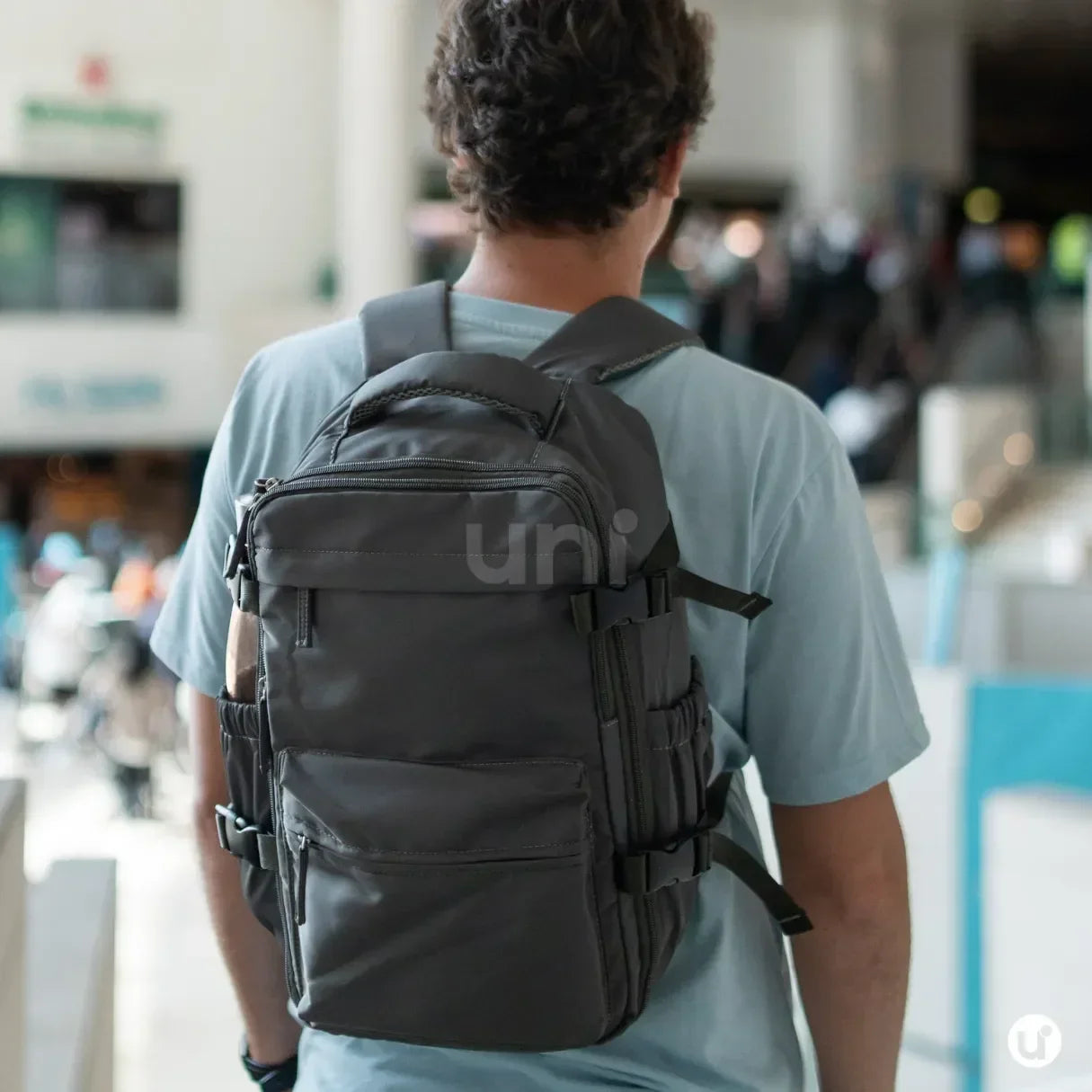 Mochila de viagem feminina e masculina a vácuo Nova BellaJourney em nylon premium, com design moderno e tamanho exato para não pagar taxa de bagagem de mão.