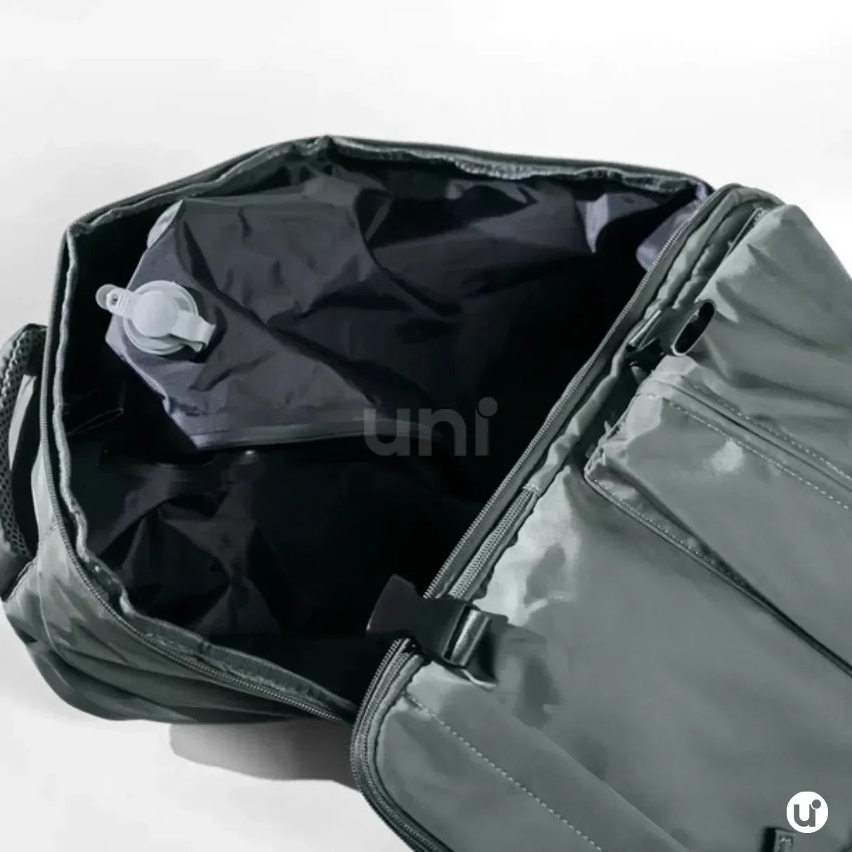 Mochila de viagem feminina e masculina a vácuo Nova BellaJourney em nylon premium, com design moderno e tamanho exato para não pagar taxa de bagagem de mão.