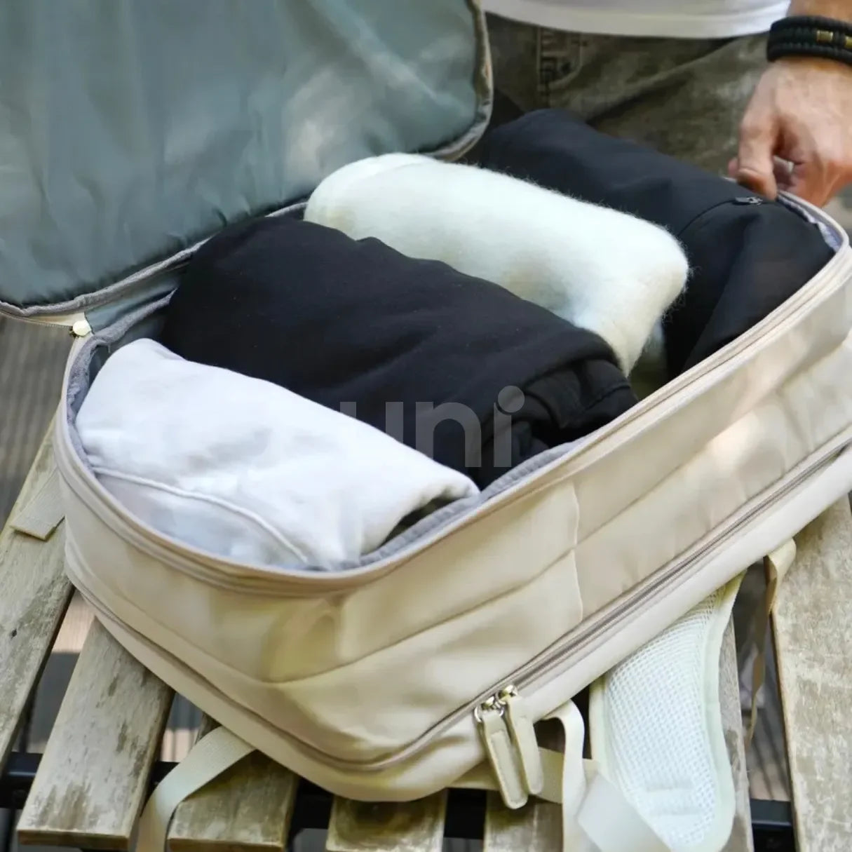 Mochila de viagem expansível feminina BellaJourney 2.0 em tecido Oxford impermeável, com design elegante e tamanho ideal para levar na cabine sem pagar taxa extra.