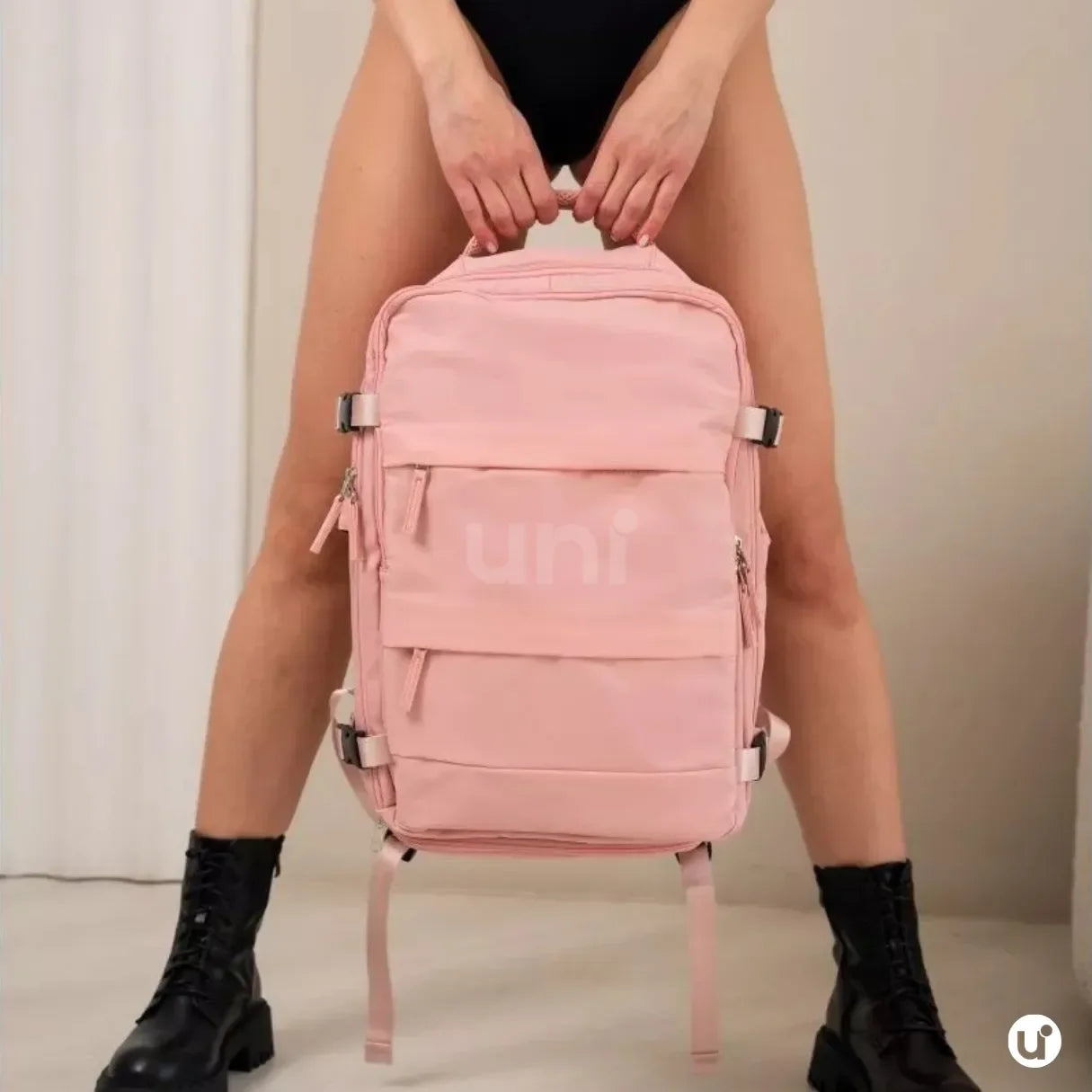 Mochila de viagem feminina BagTravel de 35 litros impermeável, com design moderno e tamanho perfeito para levar como bagagem de mão no avião.