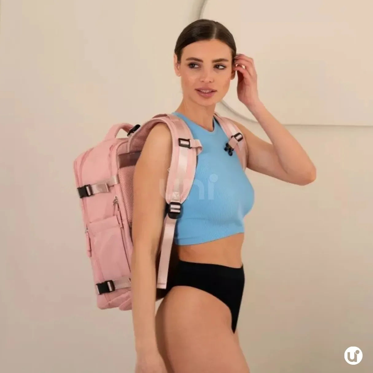 Mochila de viagem feminina BagTravel de 35 litros impermeável, com design moderno e tamanho perfeito para levar como bagagem de mão no avião.