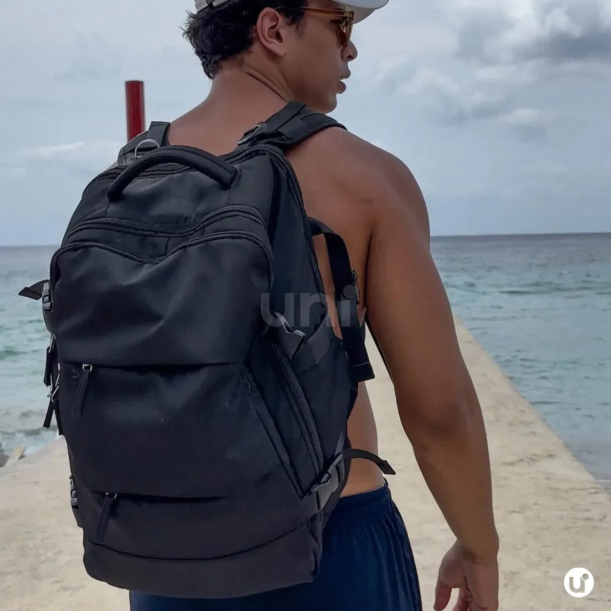 Mochila de viagem feminina BagTravel de 35 litros impermeável, com design moderno e tamanho perfeito para levar como bagagem de mão no avião.