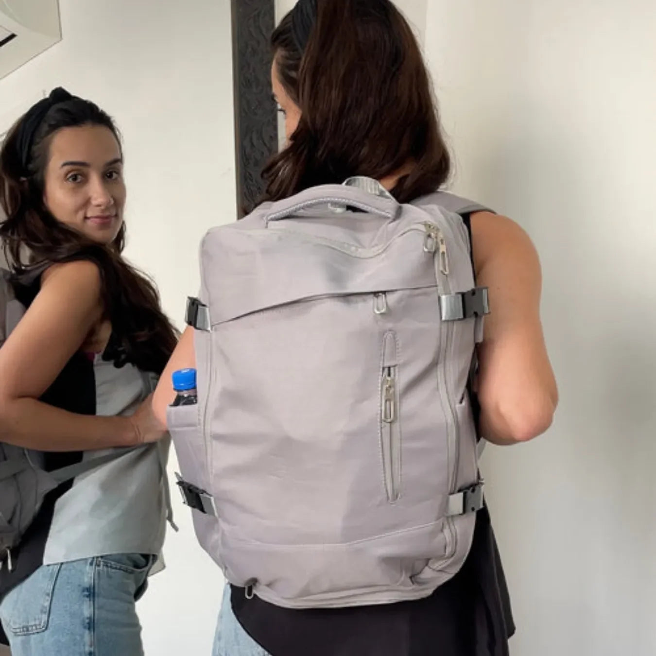 Mochila de viagem feminina TravelMax de 40 litros em nylon impermeável, com design moderno e tamanho ideal para ser usada como bagagem de mão no avião.