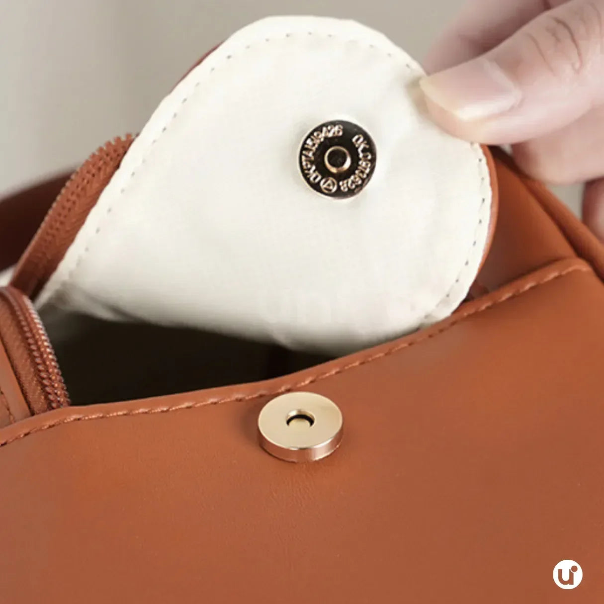 Necessaire de maquiagem feminina Luxbag 2.0 em couro PU premium impermeável, com design elegante e alça de mão, ideal para organizar cosméticos com sofisticação em viagens.