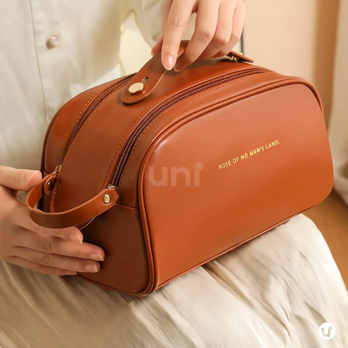 Necessaire de maquiagem feminina Luxbag 2.0 em couro PU premium impermeável, com design elegante e alça de mão, ideal para organizar cosméticos com sofisticação em viagens.