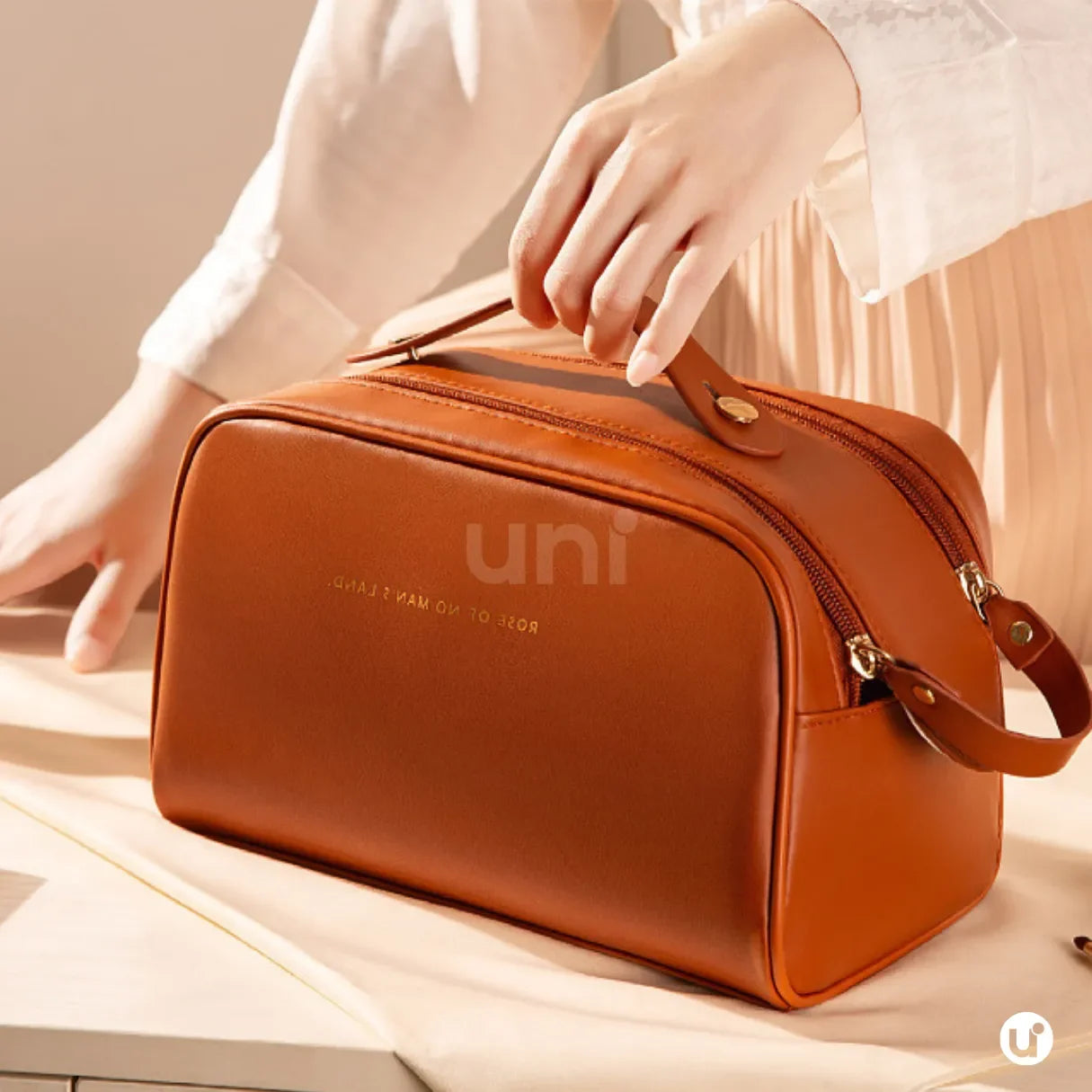 Necessaire de maquiagem feminina Luxbag 2.0 em couro PU premium impermeável, com design elegante e alça de mão, ideal para organizar cosméticos com sofisticação em viagens.