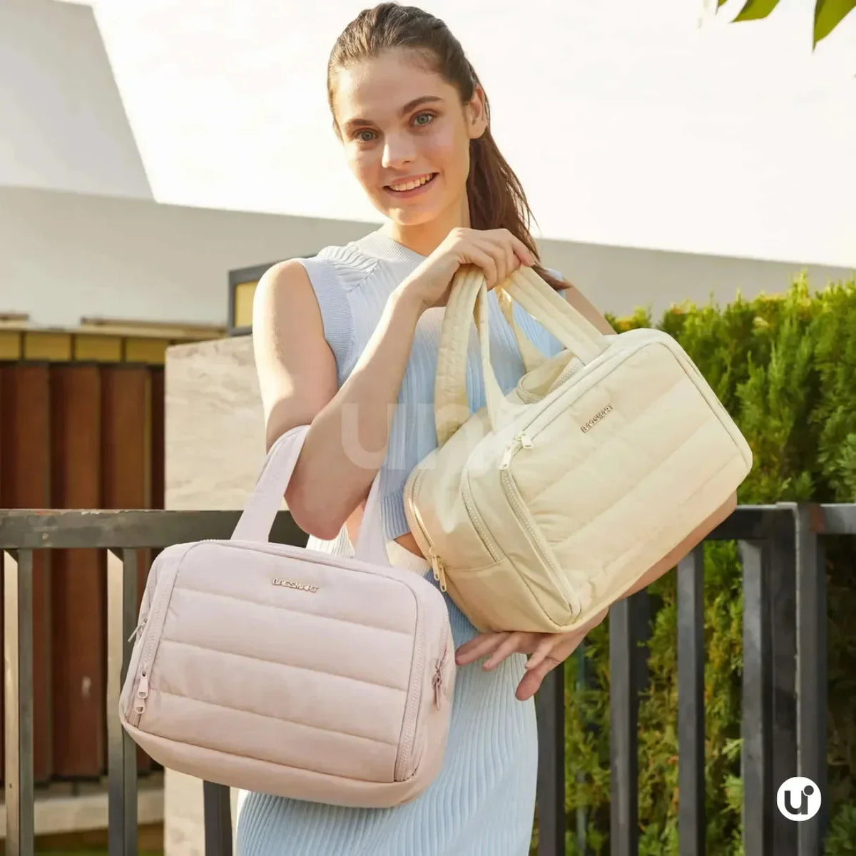 Nécessaire feminina grande CrushBag em tecido impermeável semibrilhante, com design elegante inspirado em nuvens, ideal para organizar itens de viagem com sofisticação.