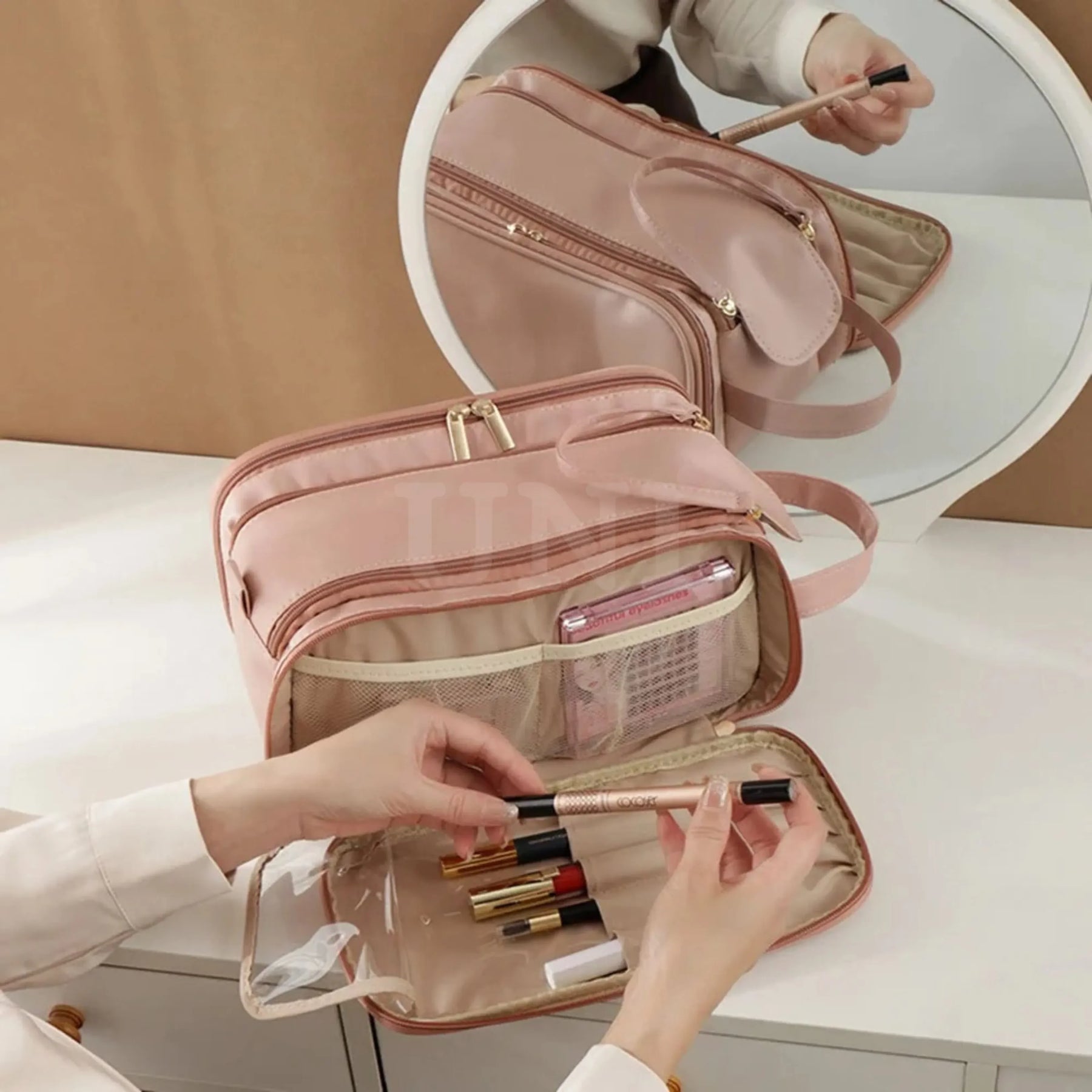 Nécessaire feminina grande Luxbag 3.0 em couro ecológico premium, exibindo seu design sofisticado e moderno, ideal para viagens e organização diária.