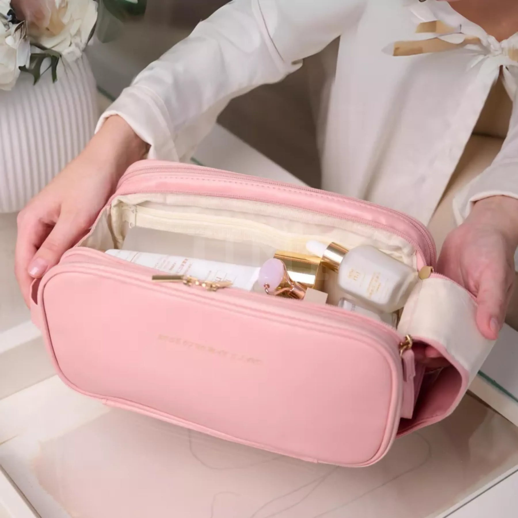 Nécessaire feminina grande Luxbag 3.0 em couro ecológico premium, exibindo seu design sofisticado e moderno, ideal para viagens e organização diária.