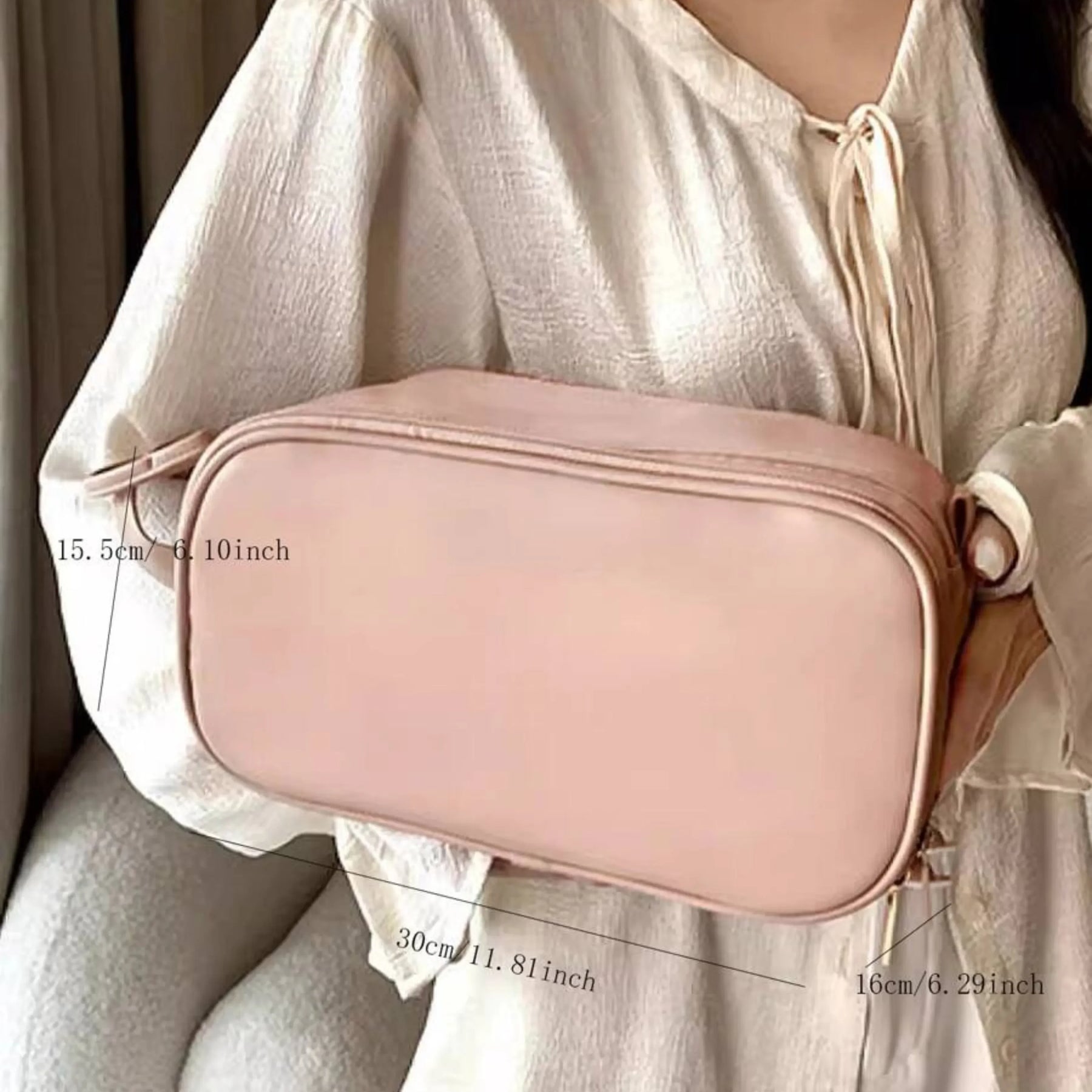 Nécessaire feminina grande Luxbag 3.0 em couro ecológico premium, exibindo seu design sofisticado e moderno, ideal para viagens e organização diária.