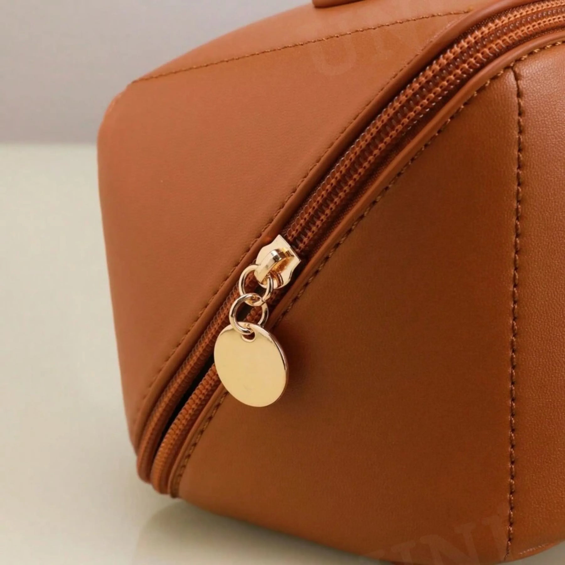 Nécessaire feminina organizadora Luxbag em couro ecológico premium, com design sofisticado e fechamento em zíper, ideal para viagens e dia a dia.