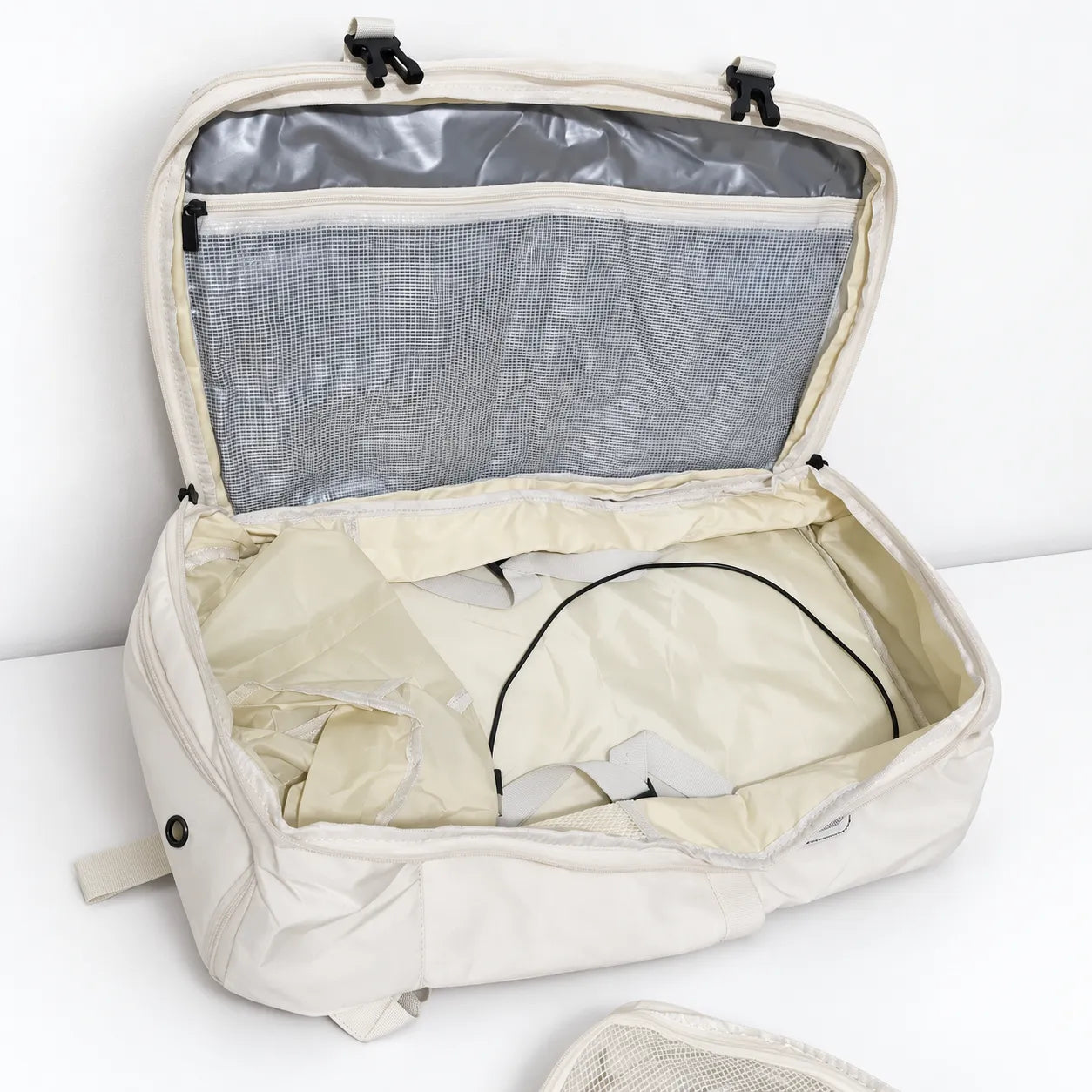 Mochila de Viagem NovaTech 2.0 Creme — 40L Expansível, USB, Antifurto e Notebook 17,3"