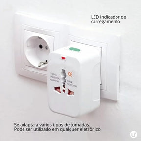 Adaptador de tomada internacional universal compacto, ideal para conectar e carregar eletrônicos com praticidade em viagens ao exterior.