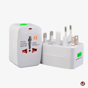 Adaptador de tomada internacional universal compacto, ideal para conectar e carregar eletrônicos com praticidade em viagens ao exterior.