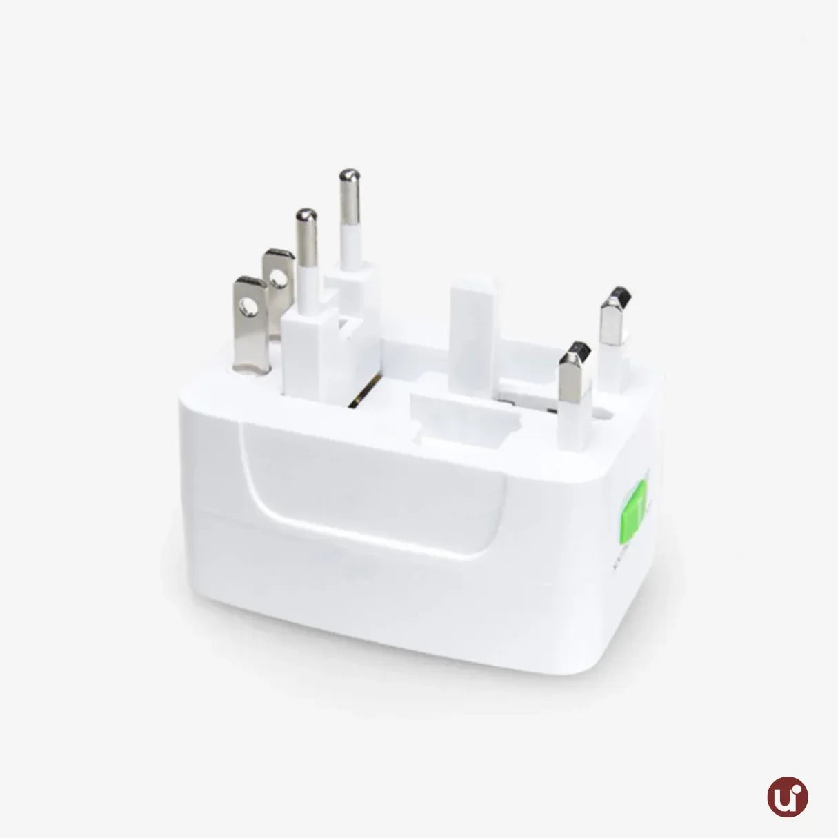 Adaptador de tomada internacional universal compacto, ideal para conectar e carregar eletrônicos com praticidade em viagens ao exterior.