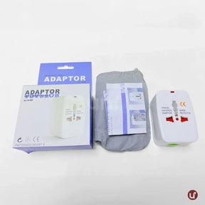 Adaptador de tomada internacional universal compacto, ideal para conectar e carregar eletrônicos com praticidade em viagens ao exterior.