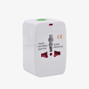 Adaptador de tomada internacional universal compacto, ideal para conectar e carregar eletrônicos com praticidade em viagens ao exterior.