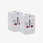 Adaptador de tomada internacional universal compacto, ideal para conectar e carregar eletrônicos com praticidade em viagens ao exterior.