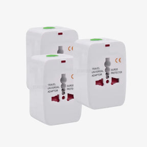 Adaptador de tomada internacional universal compacto, ideal para conectar e carregar eletrônicos com praticidade em viagens ao exterior.