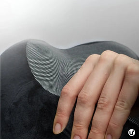 Almofada de viagem ergonômica para pescoço em formato de U, com capa aveludada premium, ideal para dormir com conforto em voos longos ou ônibus.