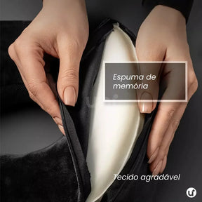 Almofada de viagem ergonômica para pescoço em formato de U, com capa aveludada premium, ideal para dormir com conforto em voos longos ou ônibus.