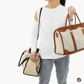 Bolsa de lona feminina Le Classique com alças de ombro e detalhes em couro sintético, com design elegante e versátil para o dia a dia e viagens curtas.