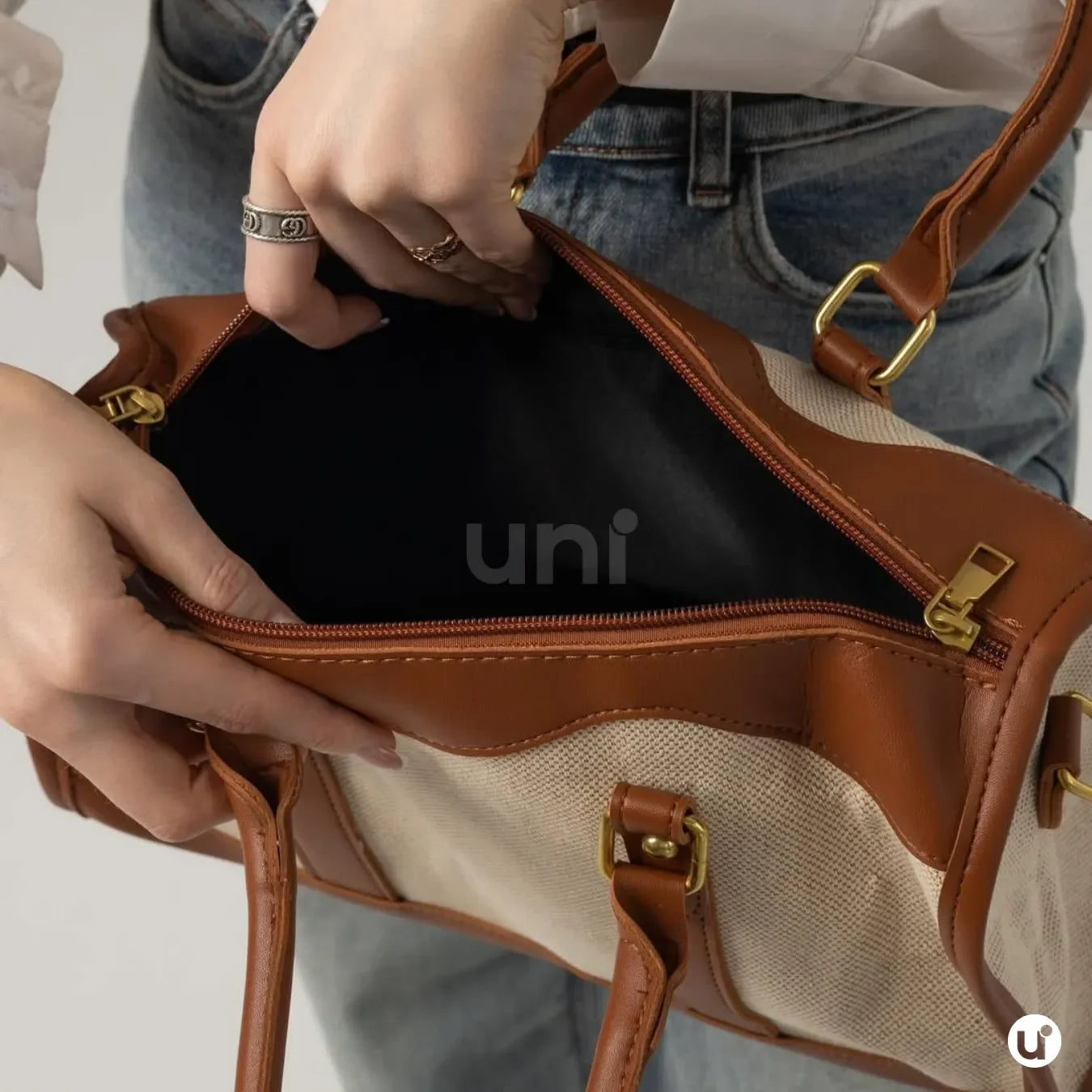 Bolsa de lona feminina Le Classique com alças de ombro e detalhes em couro sintético, com design elegante e versátil para o dia a dia e viagens curtas.