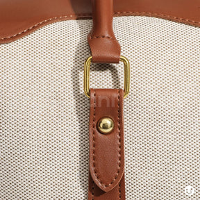 Bolsa de lona feminina Le Classique com alças de ombro e detalhes em couro sintético, com design elegante e versátil para o dia a dia e viagens curtas.