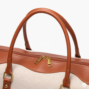 Bolsa de lona feminina Le Classique com alças de ombro e detalhes em couro sintético, com design elegante e versátil para o dia a dia e viagens curtas.