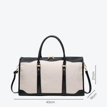 Bolsa de lona feminina Le Classique com alças de ombro e detalhes em couro sintético, com design elegante e versátil para o dia a dia e viagens curtas.