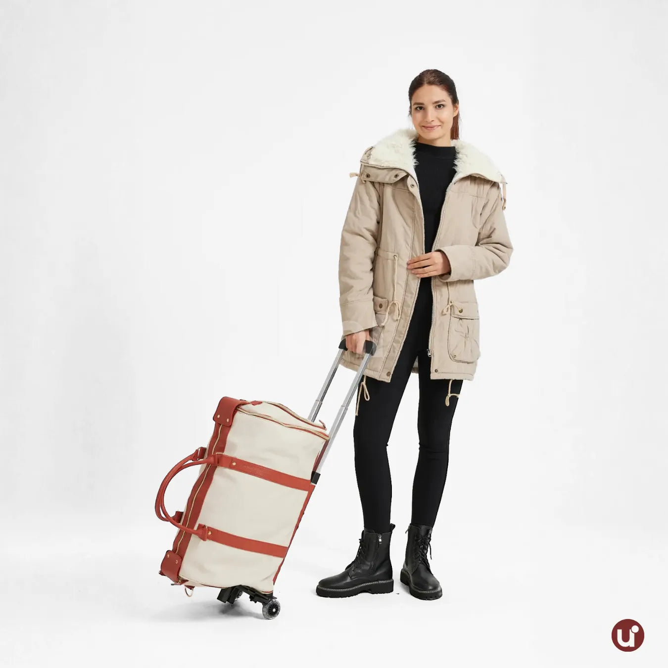 Kit de viagem feminino e masculino contendo a mala rígida de bordo Novatech com rodinhas e a bolsa JetSetFemme em couro PU acoplada na alça, demonstrando elegância e praticidade para o aeroporto.