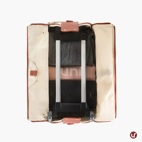 Kit de viagem feminino e masculino contendo a mala rígida de bordo Novatech com rodinhas e a bolsa JetSetFemme em couro PU acoplada na alça, demonstrando elegância e praticidade para o aeroporto.