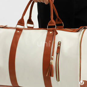 Kit de viagem feminino e masculino contendo a mala rígida de bordo Novatech com rodinhas e a bolsa JetSetFemme em couro PU acoplada na alça, demonstrando elegância e praticidade para o aeroporto.