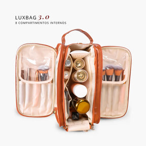Kit Luxbag com três nécessaires femininas premium em couro ecológico, organizadas juntas para demonstrar os diferentes tamanhos ideais para viagens e rotina diária.
